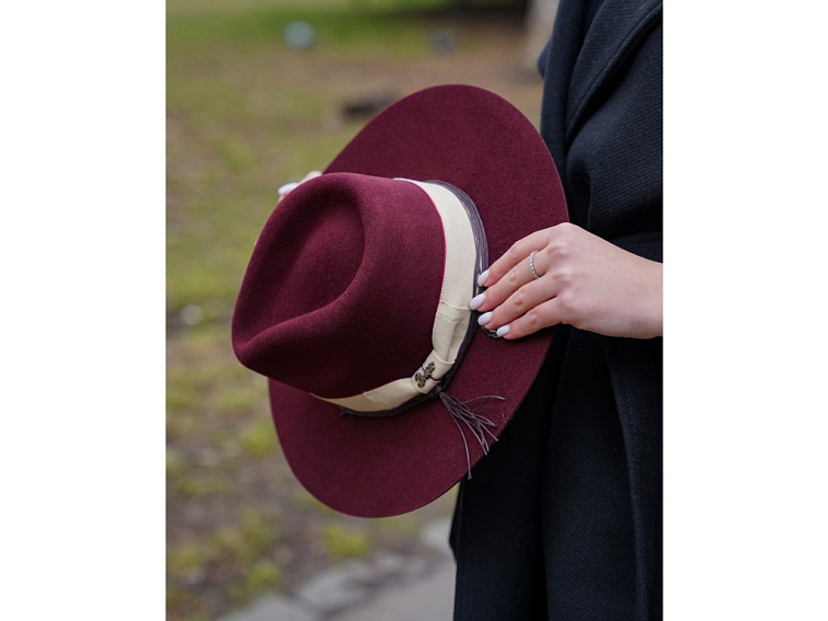 Vintage klobouk CARTE BLANCHE – vínový vlněný klobouk s vintage páskem