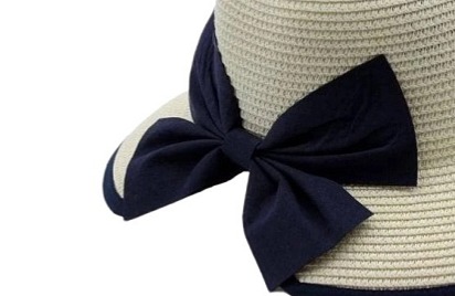 Dámský letní klobouk Cloche - zkrácená krempa vzadu a modrá mašle