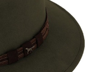 Zimní myslivecký klobouk od Fiebig - olivový s koženou stuhou a ozdobou ve tvaru loveckého psa