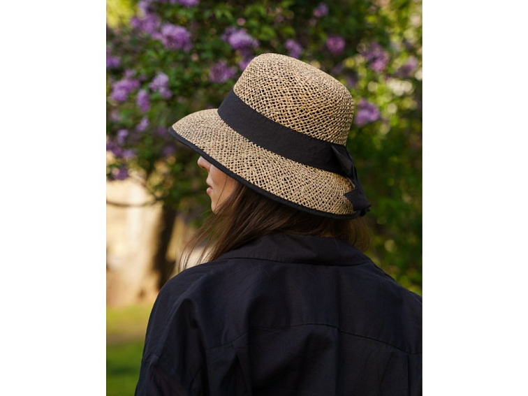 Slaměný malý cloche s černou stuhou - Fiebig