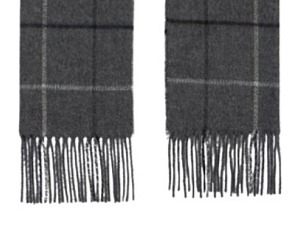 Šedá kostkovaná šála od Fiebig