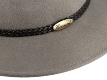 Šedý klobouk fedora plstěný s koženým pleteným páskem - Fiebig