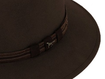 Zimní myslivecký klobouk od Fiebig - hnědý s koženou stuhou a ozdobou ve tvaru loveckého psa