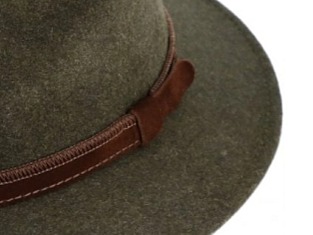 Cestovní zelený voděodolný klobouk vlněný od Fiebig s menší krempou a ušní klapky
