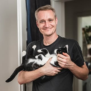 Nechtěli být jen další hnědo-béžový kávový e-shop v řadě a povedlo se. Design i kávu z ohmybean.coffee si určitě zapamatujete.