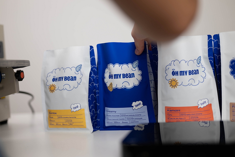 Nechtěli být jen další hnědo-béžový kávový e-shop v řadě a povedlo se. Design i kávu z ohmybean.coffee si určitě zapamatujete.