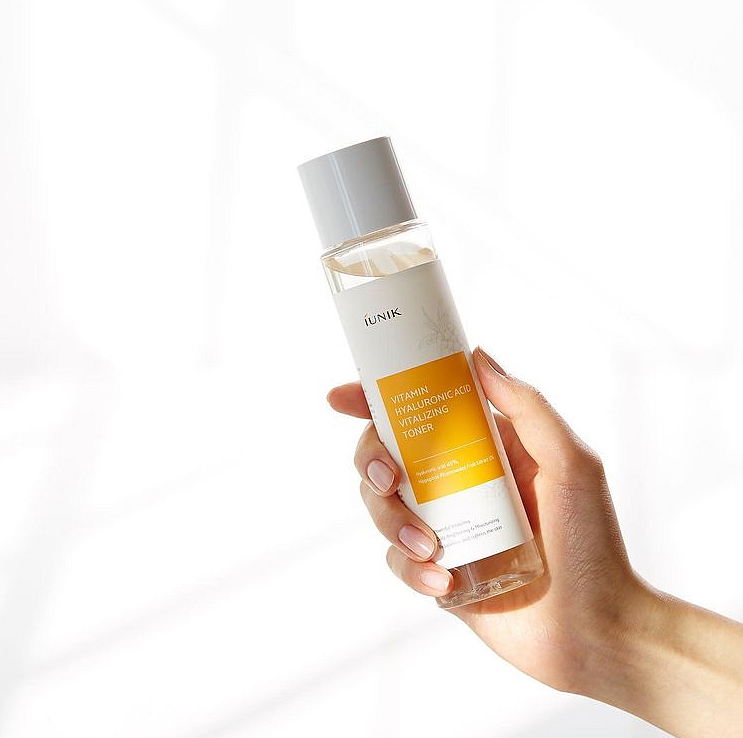 IUNIK Vitamin Hyaluronic Acid Vitalizing Toner - hydratační pleťový toner s Kyselinou hyaluronovou a vitamíny