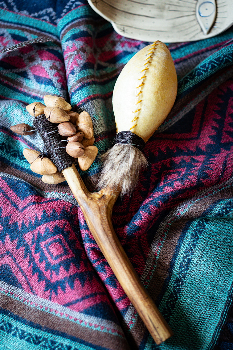 Šamanská kožená hrkálka Kenari