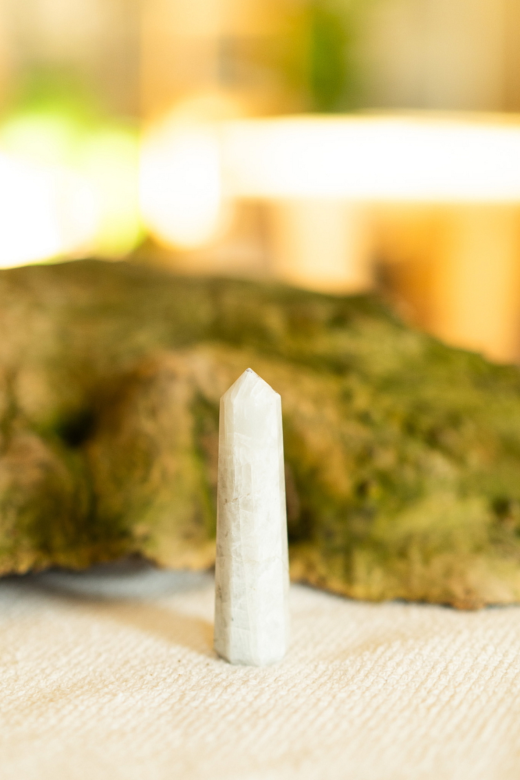 Obelisk z dúhového mesačného kameňa