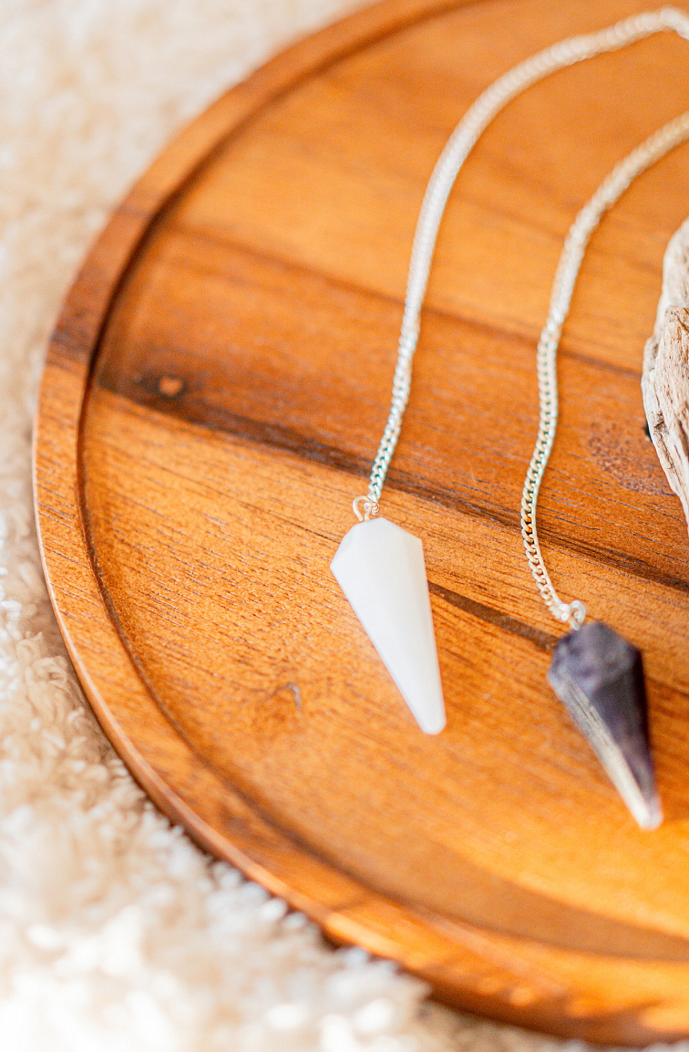 Kyvadlo biely Jadeit