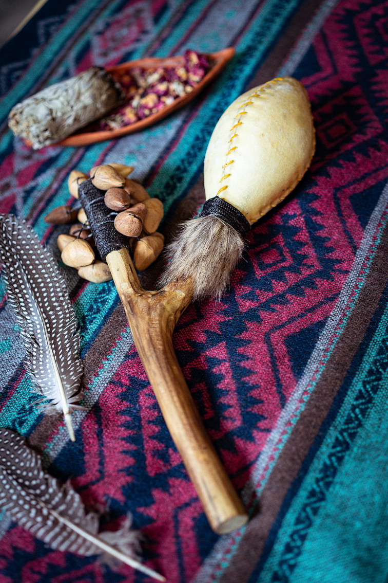 Šamanská kožená hrkálka Kenari