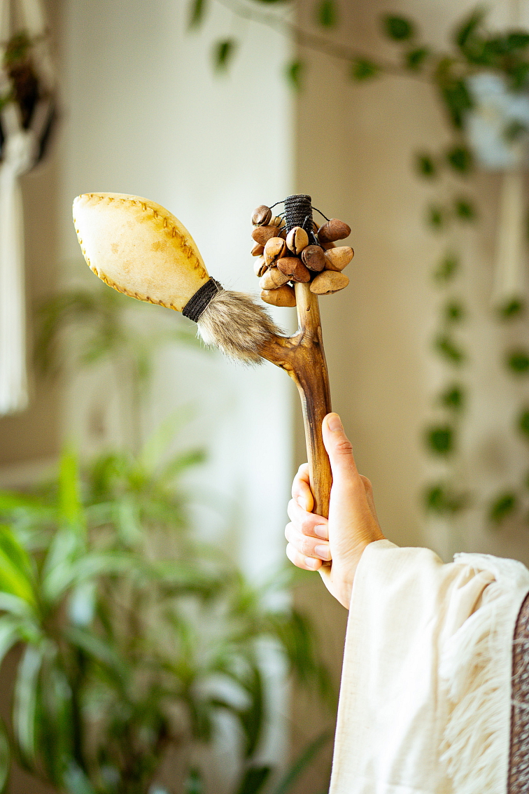 Šamanská kožená hrkálka Kenari