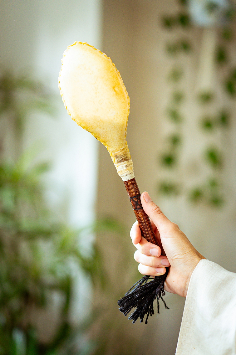 Šamanská kožená hrkálka Kenari