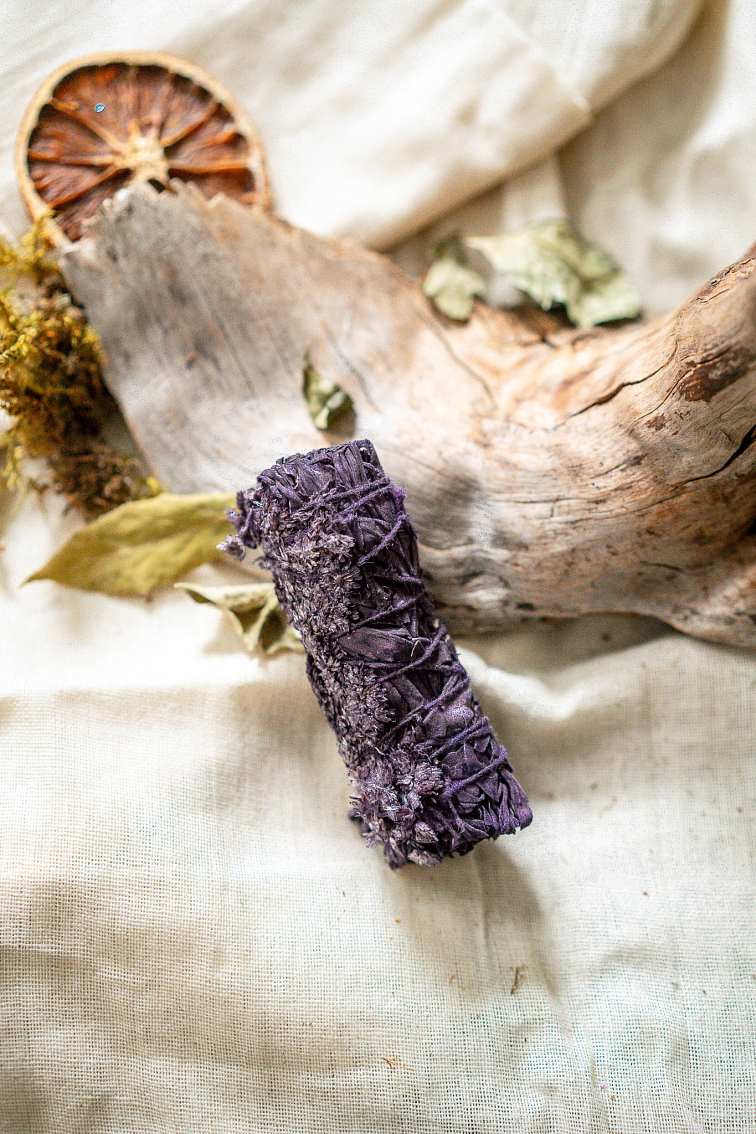 Zväzok z Bielej Šalvie a Fénického Divého Tabaku