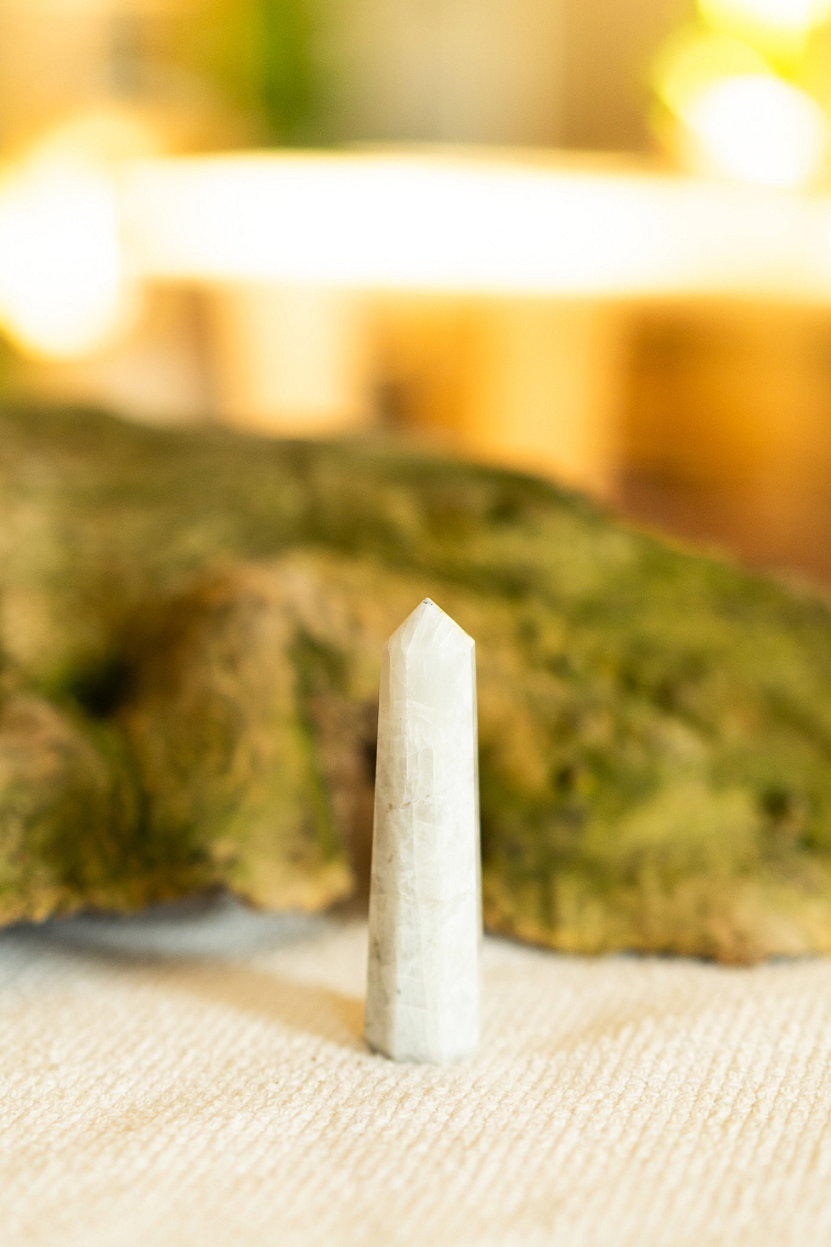 Obelisk z dúhového mesačného kameňa