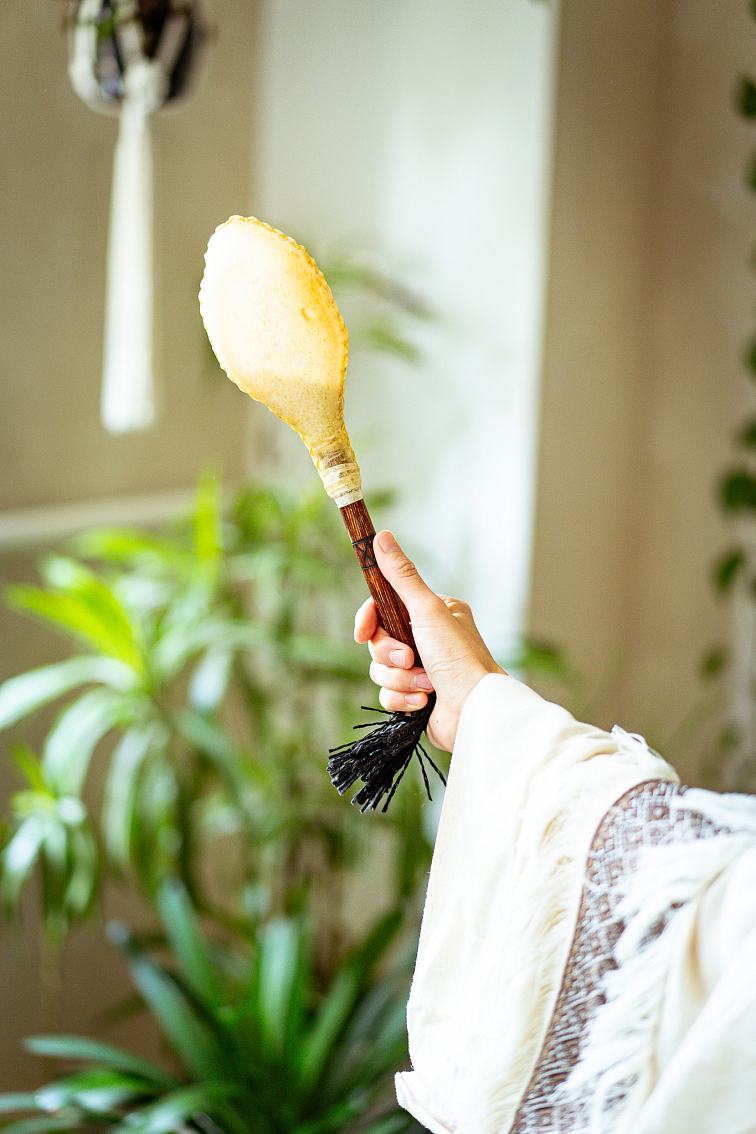 Kožený šamanský rituálny shaker