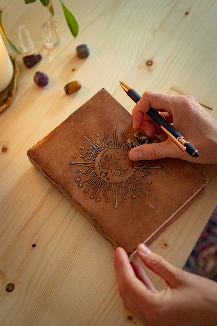 Slnko a Mesiac – zápisník harmónie protikladov