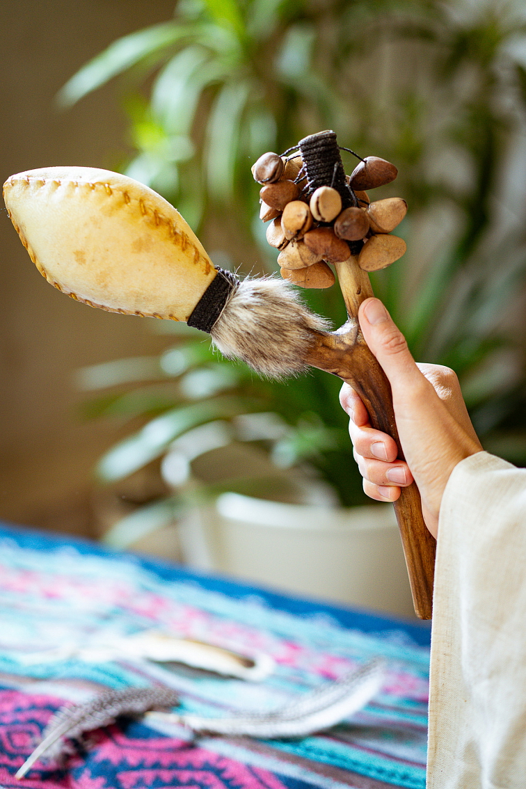Shipibo Ratel – tradičné šamanské chŕípacie maraky