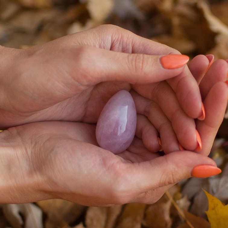 YONI vajíčko z ruženínu – Nežný návrat k sebe