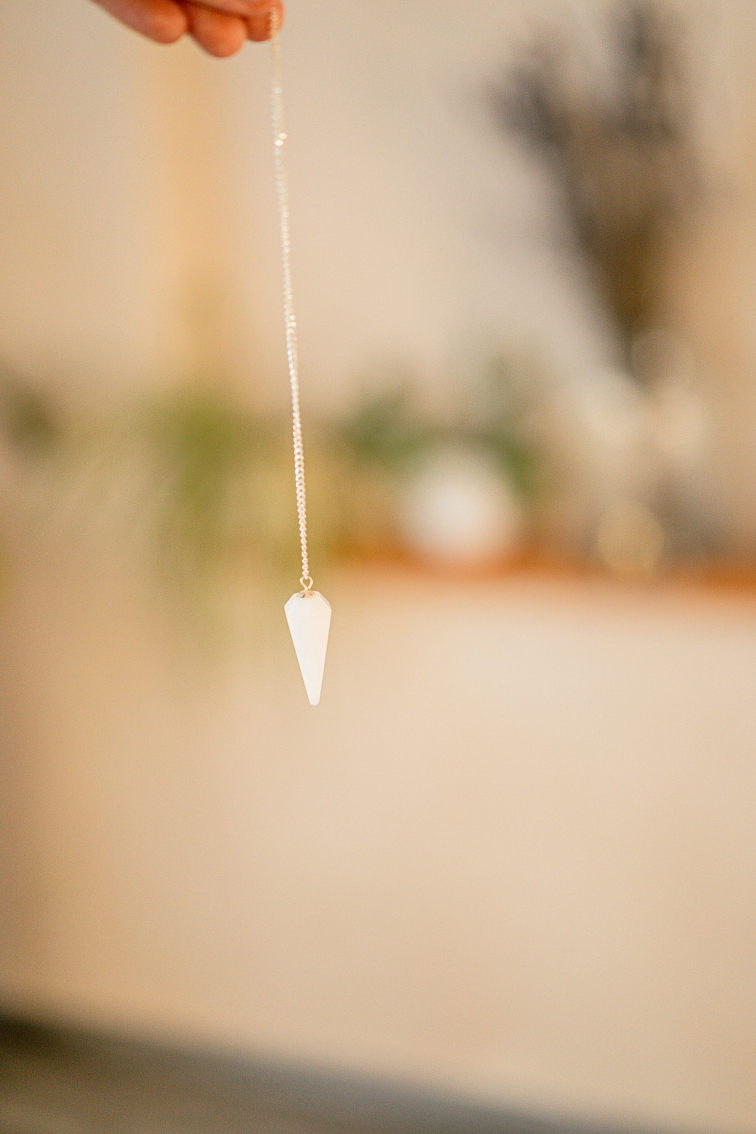 Kyvadlo biely Jadeit