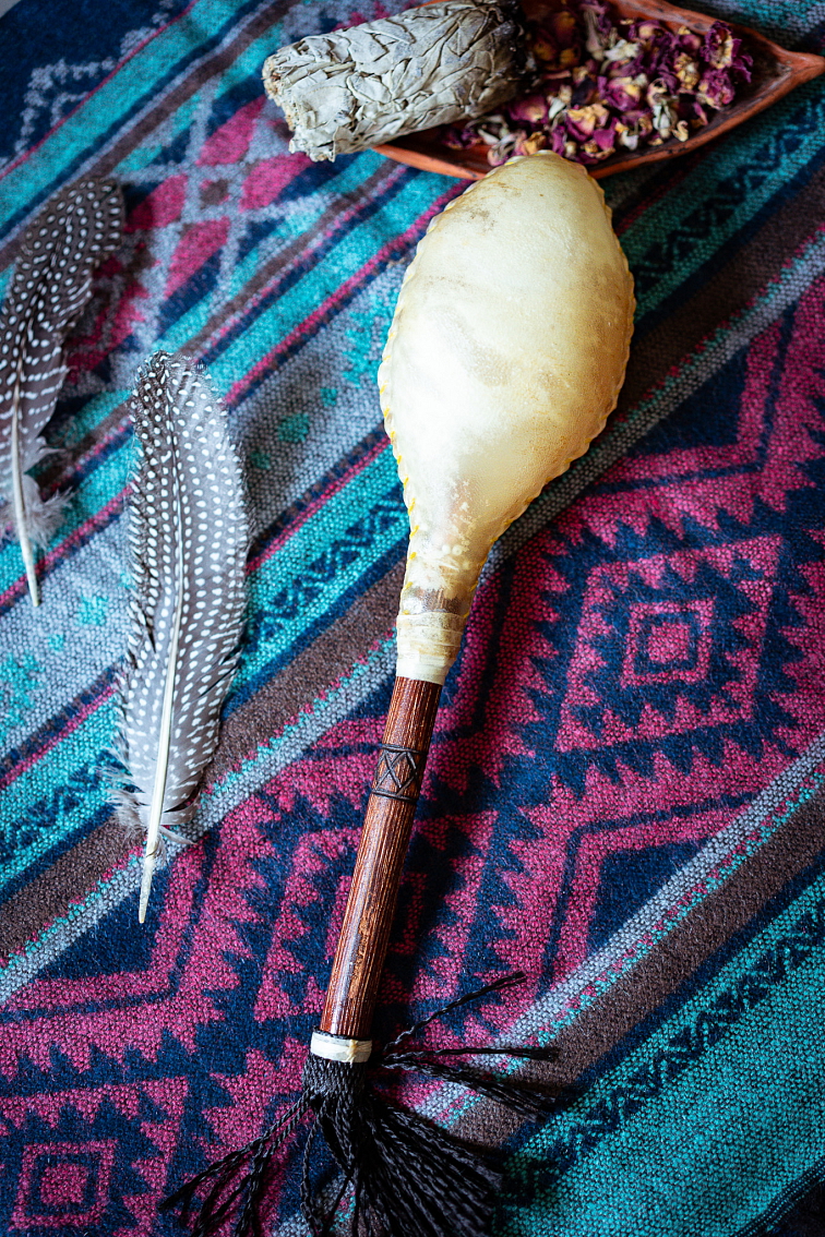 Shipibo Ratel – tradičné šamanské chŕípacie maraky