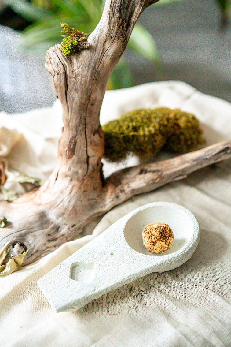 Sagrada Madre cementový držiak na vonné tyčinky