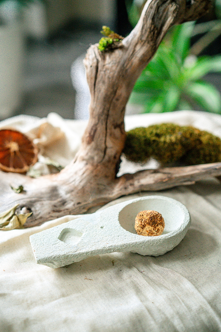 Sagrada Madre cementový držiak na vonné tyčinky