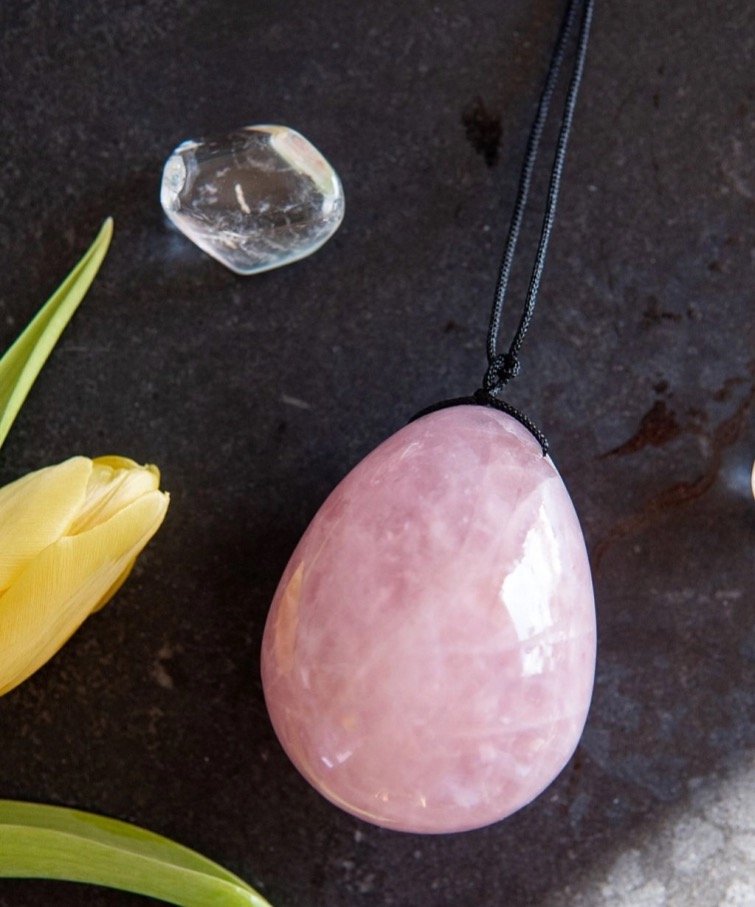 YONI vajíčko z ruženínu – Nežný návrat k sebe