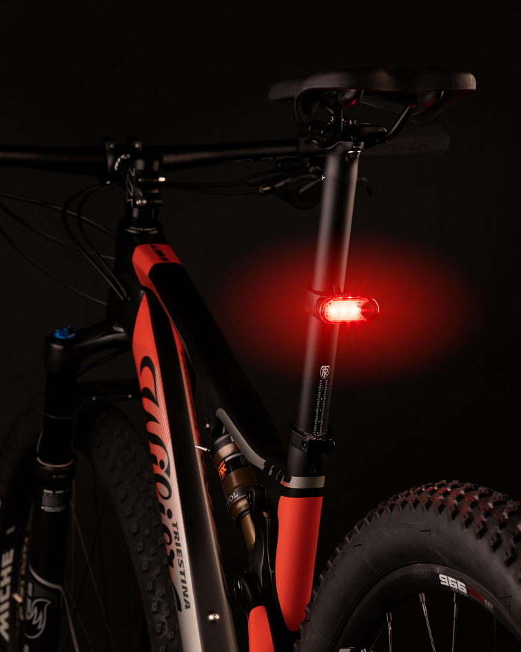 FORCE PILL 12 LM zadná blikačka, dobíjacia