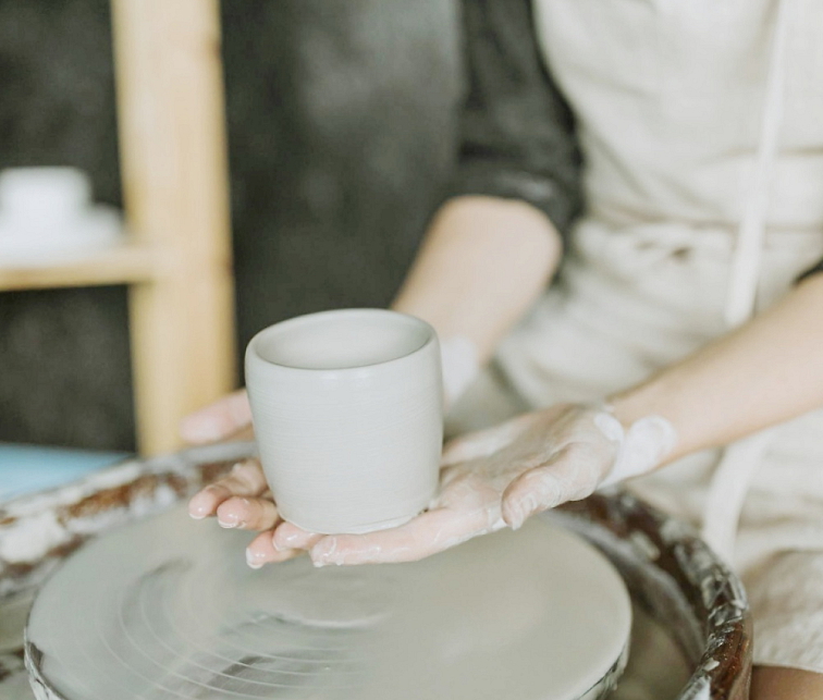 Keramická hlína - světlá s tmavšími skvrnami