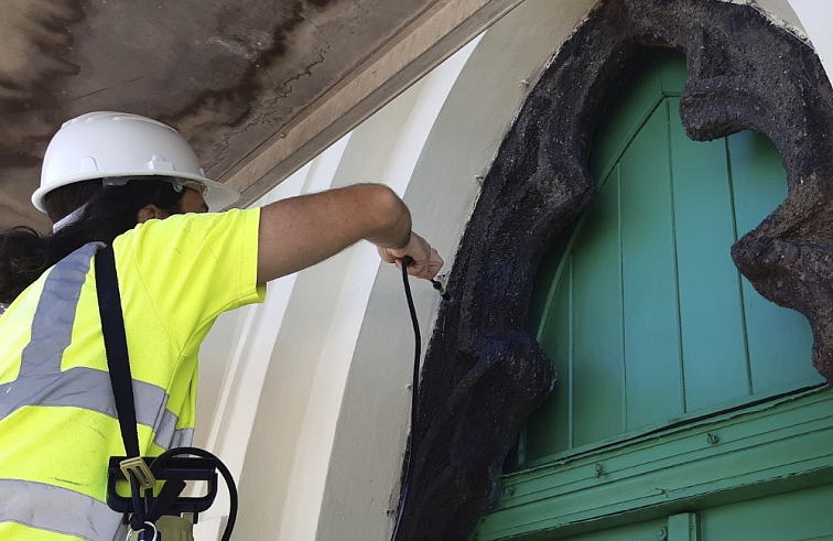 KSE 300 E zpevňovač kamene - pro silně porézní povrchy