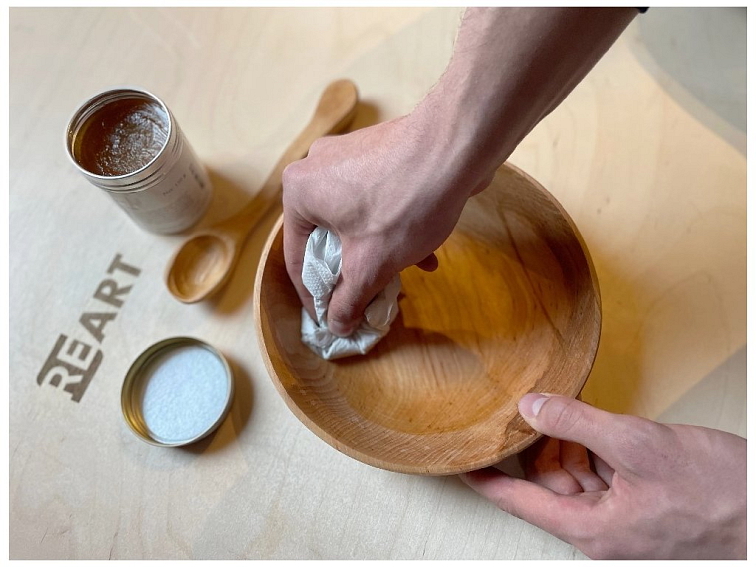 Přírodní pasta na dřevo, vhodná pro styk s potravinami