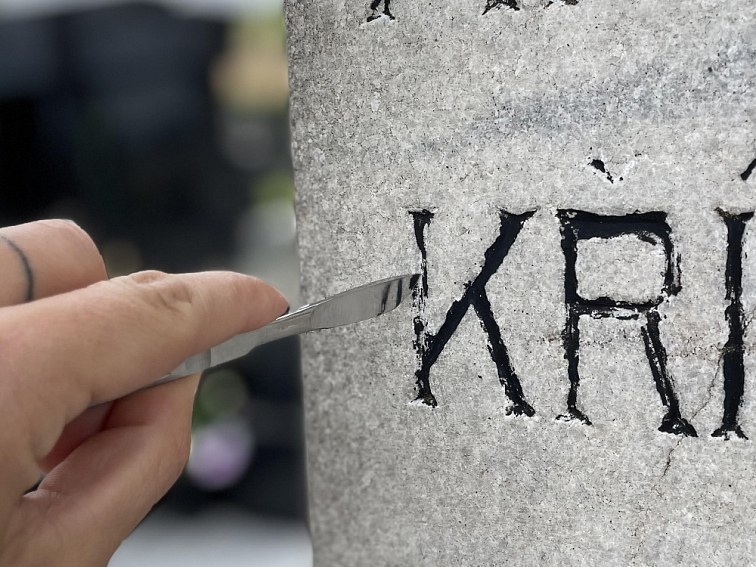 Černá barva na písmo v kameni