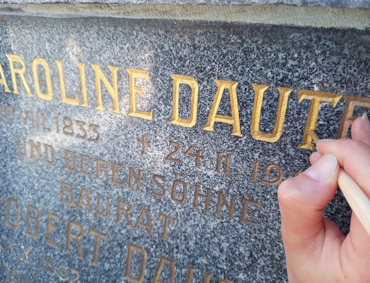 Černá barva na písmo v kameni