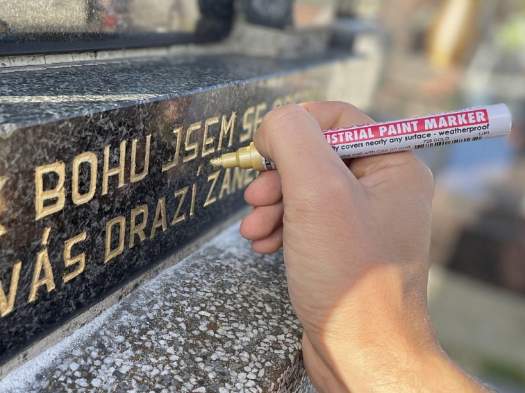 obnova písma na náhrobku