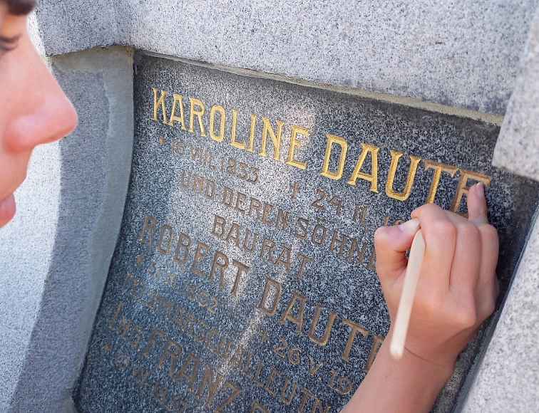 Bílá barva na písmo v kameni