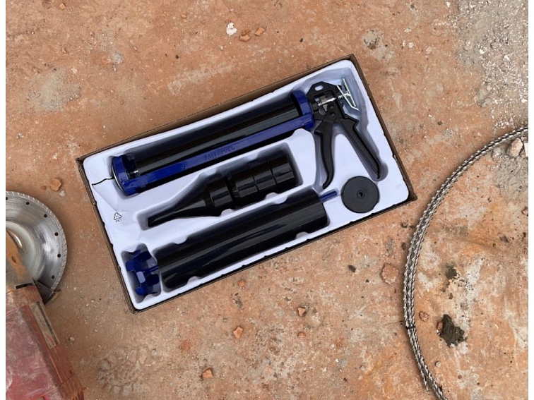 Aplikační pistole pro helikální výztuže a spárování