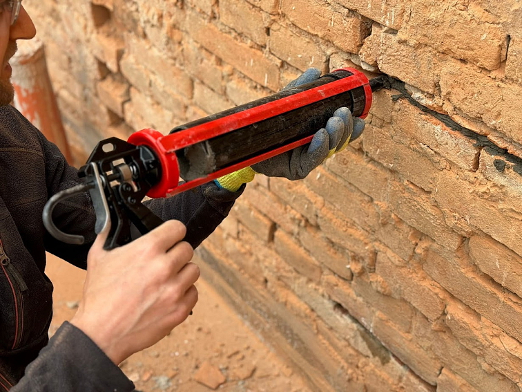 Kotevní a injektážní malta pro kotvení helikálních výztuží