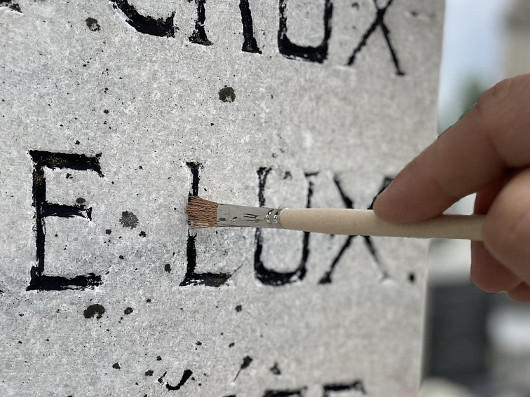 Bílá barva na písmo v kameni