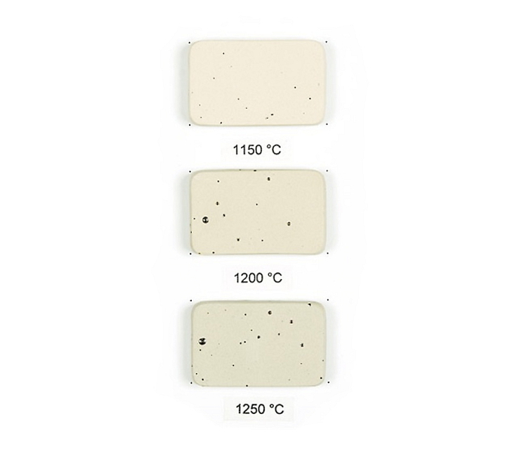 Keramická hlína - světlá s tmavšími skvrnami