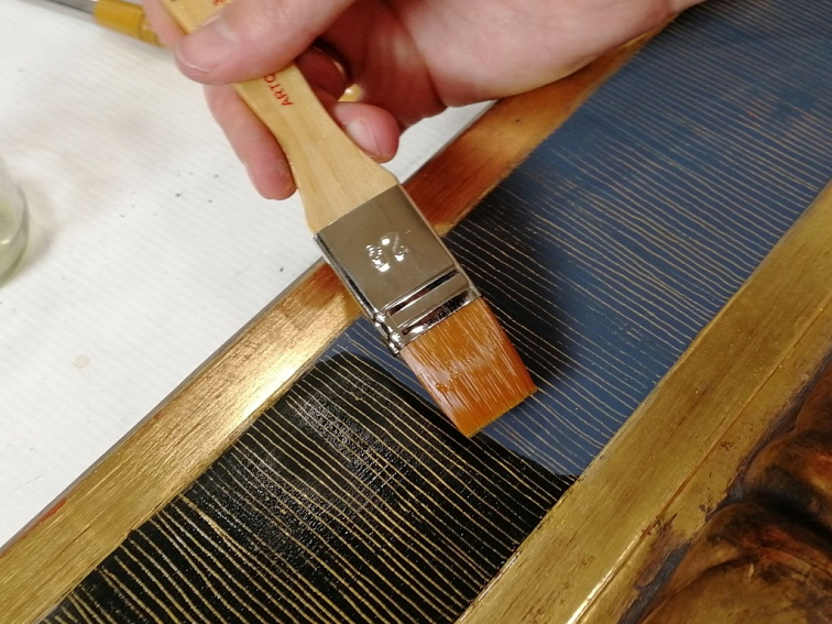 Plochý štětec pro nanášení lepidel