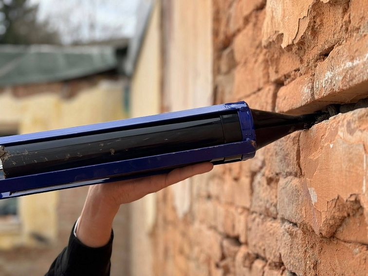 Aplikační pistole pro helikální výztuže a spárování