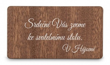 Dřevěná pozvánka ke svatebnímu stolu