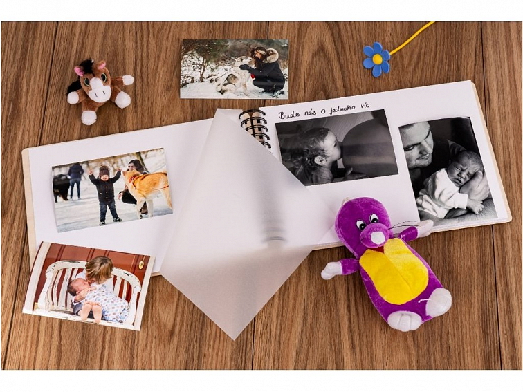 Dřevěné dětské fotoalbum ŽIRAFA