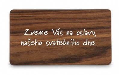 Dřevěná pozvánka ke svatebnímu stolu