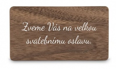 Dřevěná pozvánka ke svatebnímu stolu