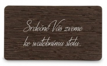 Dřevěná pozvánka ke svatebnímu stolu