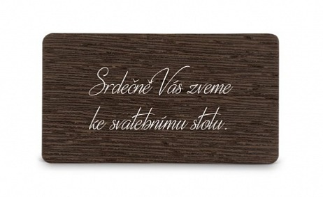 Dřevěná pozvánka ke svatebnímu stolu