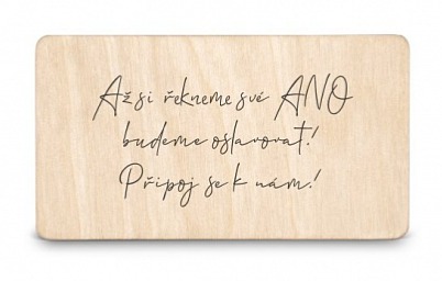 Dřevěná pozvánka ke svatebnímu stolu