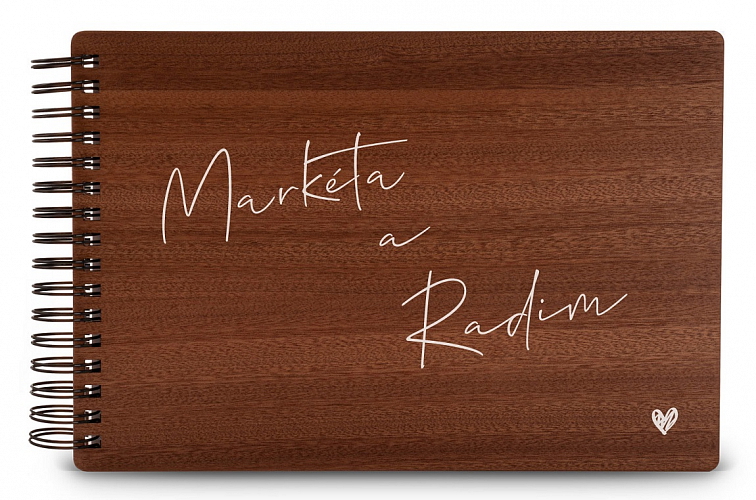 Dřevěná pozvánka ke svatebnímu stolu